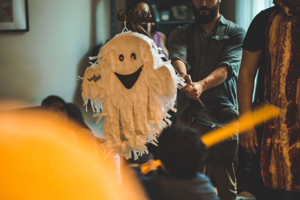 Halloween-Party mit Geister-Piñata