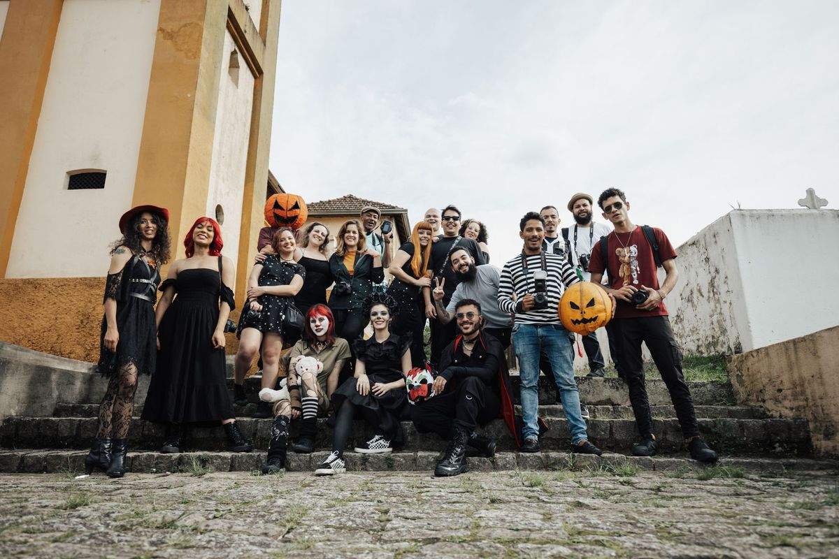 Gruppe in Halloween-Kostümen mit Kürbis